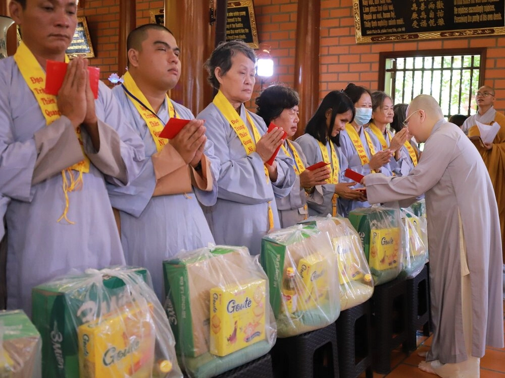 Phân ban Ni giới Trung ương trao 1000 phần quà cho đạo tràng khiếm thị Chùa Thiên Quang-22