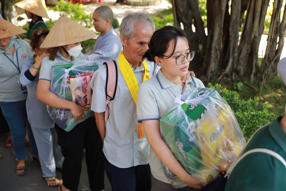 Phân ban Ni giới Trung ương trao 1000 phần quà cho đạo tràng khiếm thị Chùa Thiên Quang-27