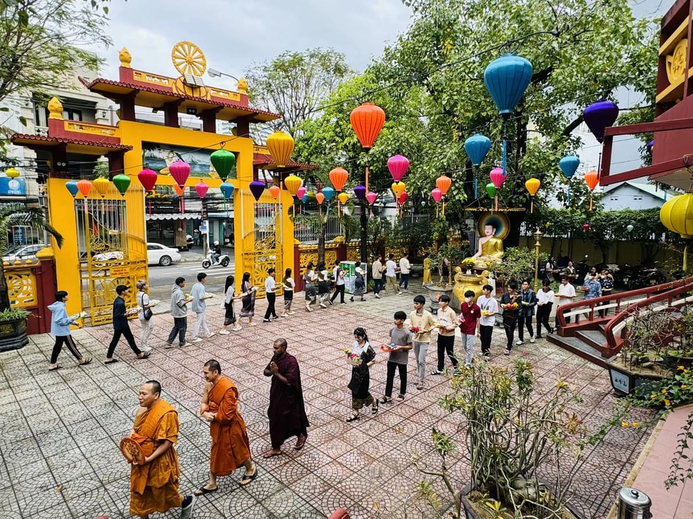 Hội sinh viên Lào đến chùa Tam Bảo lễ Phật đặt bát và công quả Tết Dương lịch 2024-1