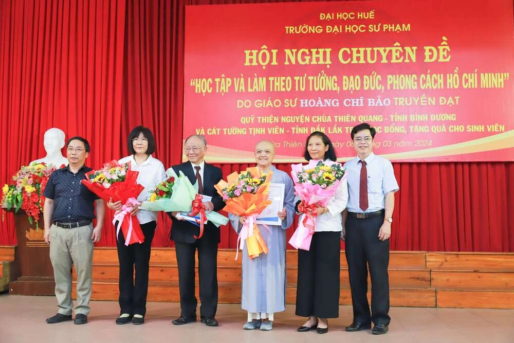 Quỹ từ thiện Thiên Quang trao học bổng cho sinh viên Đại học Sư Phạm Huế và Đại học Tây Nguyên-0