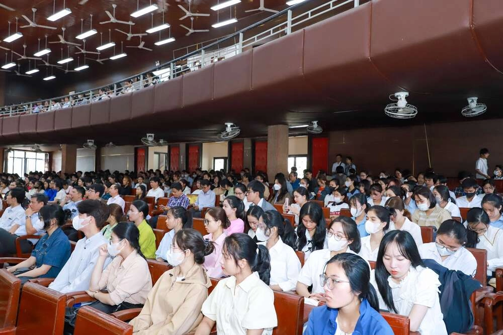 Quỹ từ thiện Thiên Quang trao học bổng cho sinh viên Đại học Sư Phạm Huế và Đại học Tây Nguyên-10