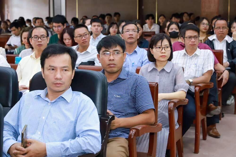 Quỹ từ thiện Thiên Quang trao học bổng cho sinh viên Đại học Sư Phạm Huế và Đại học Tây Nguyên-11