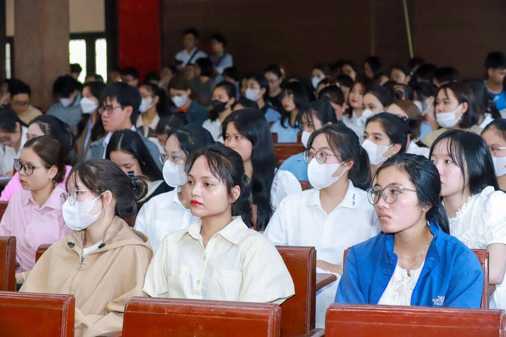 Quỹ từ thiện Thiên Quang trao học bổng cho sinh viên Đại học Sư Phạm Huế và Đại học Tây Nguyên-12