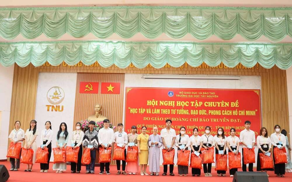 Quỹ từ thiện Thiên Quang trao học bổng cho sinh viên Đại học Sư Phạm Huế và Đại học Tây Nguyên-17