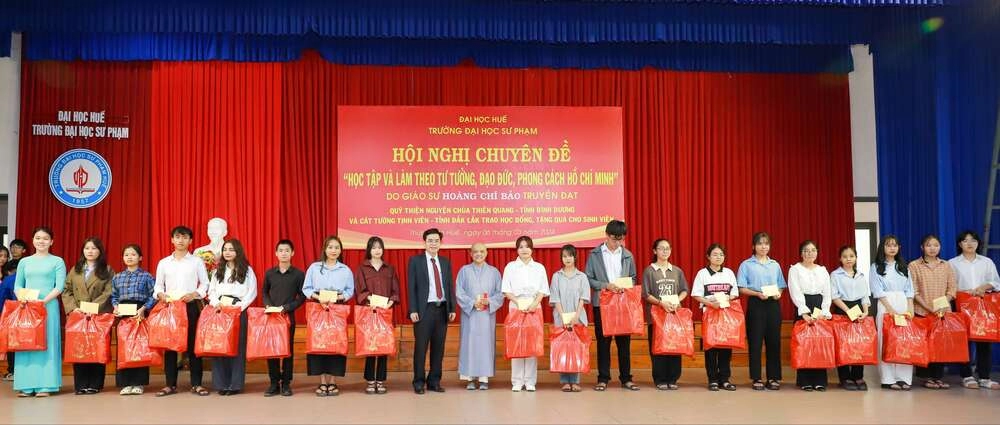 Quỹ từ thiện Thiên Quang trao học bổng cho sinh viên Đại học Sư Phạm Huế và Đại học Tây Nguyên-6