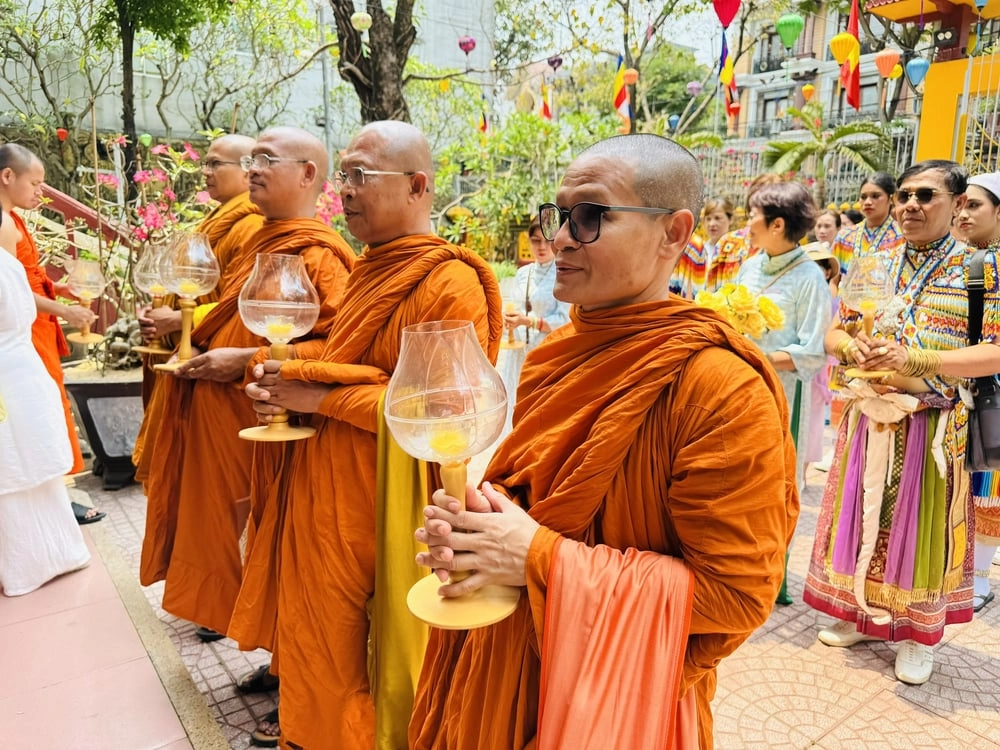 Đà Nẵng: Đoàn chư Tăng Phật tử chùa Rachathiwat Wihan Buddhist Sunday Center viếng chùa Tam Bảo-0