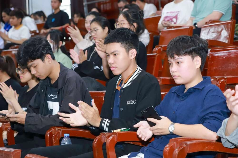 Quỹ từ thiện Thiên Quang trao học bổng cho sinh viên Đại học Sư Phạm Huế và Đại học Tây Nguyên-8