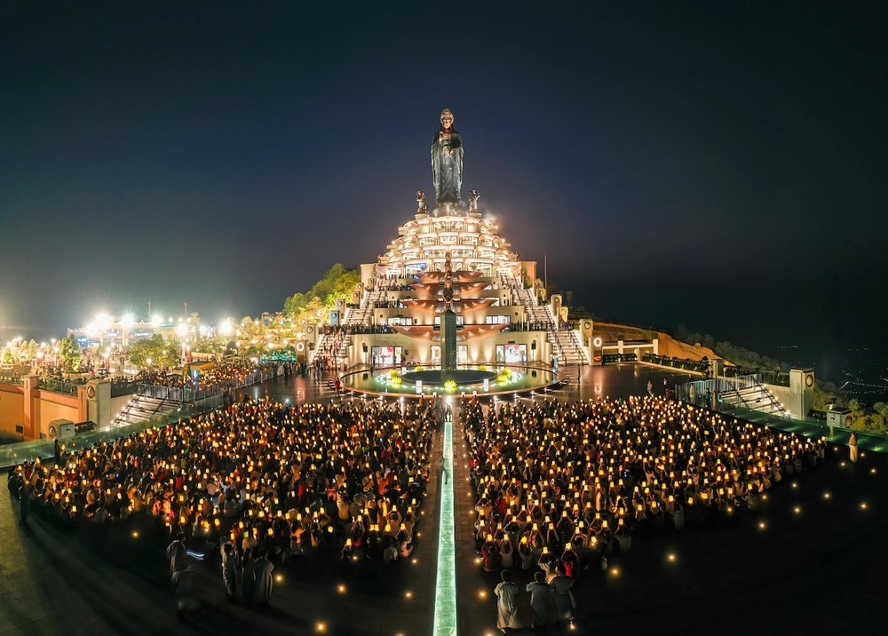 Lễ dâng đăng đầu năm mới Giáp Thìn trên núi Bà Đen, Tây Ninh hút hàng trăm ngàn du khách tham dự-0