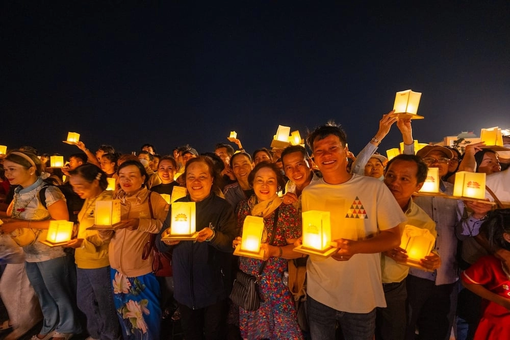 Lễ dâng đăng đầu năm mới Giáp Thìn trên núi Bà Đen, Tây Ninh hút hàng trăm ngàn du khách tham dự-2