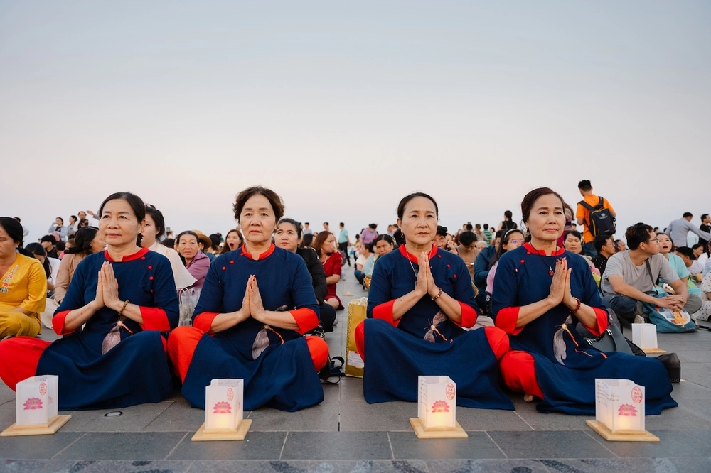 Lễ dâng đăng đầu năm mới Giáp Thìn trên núi Bà Đen, Tây Ninh hút hàng trăm ngàn du khách tham dự-4