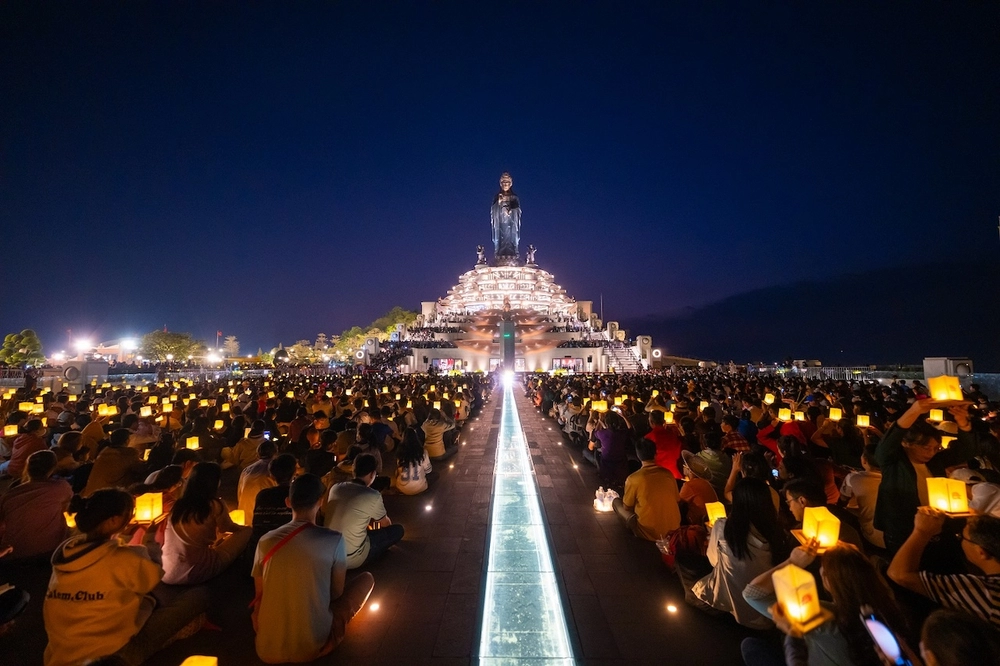 Lễ dâng đăng đầu năm mới Giáp Thìn trên núi Bà Đen, Tây Ninh hút hàng trăm ngàn du khách tham dự-5