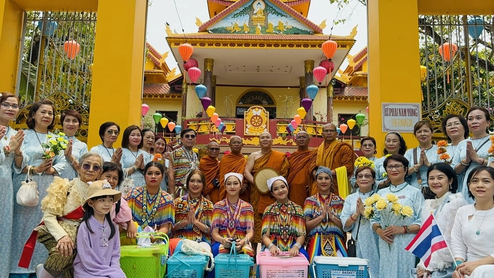 Đà Nẵng: Đoàn chư Tăng Phật tử chùa Rachathiwat Wihan Buddhist Sunday Center viếng chùa Tam Bảo-2