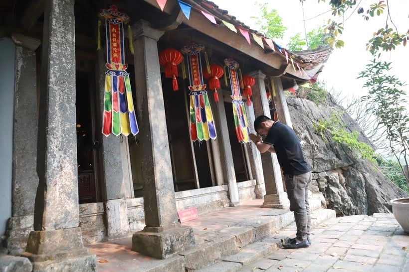 Ngôi chùa cổ nằm chênh vênh trên vách núi hơn 500 năm-0