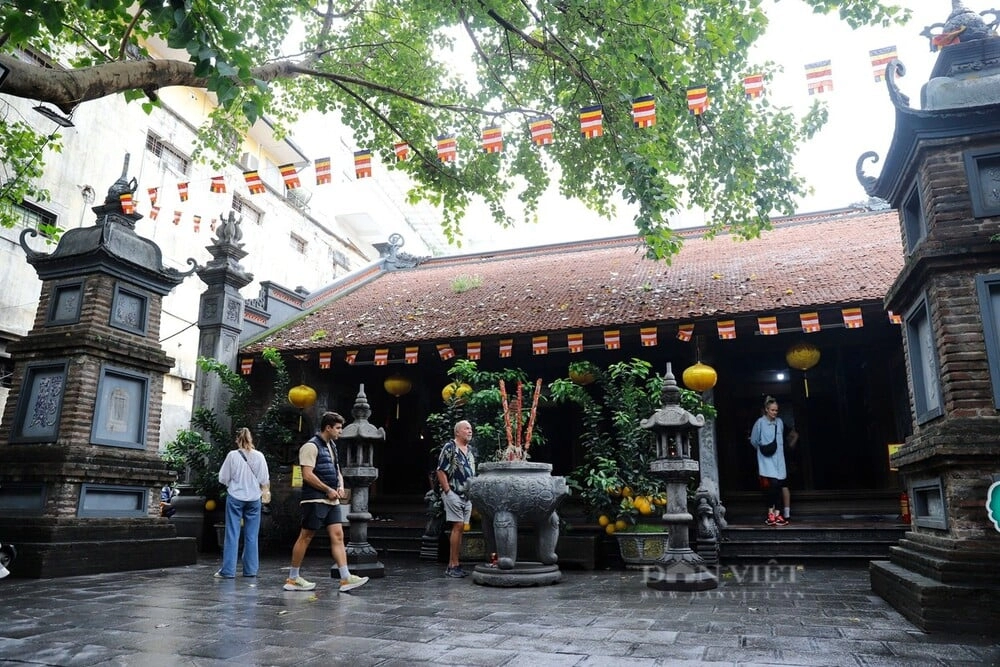 Ngôi chùa ngàn năm tuổi có cổng vào nhỏ hẹp ở trung tâm Hà Nội-1