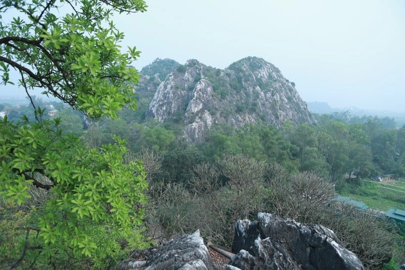 Ngôi chùa cổ nằm chênh vênh trên vách núi hơn 500 năm-10