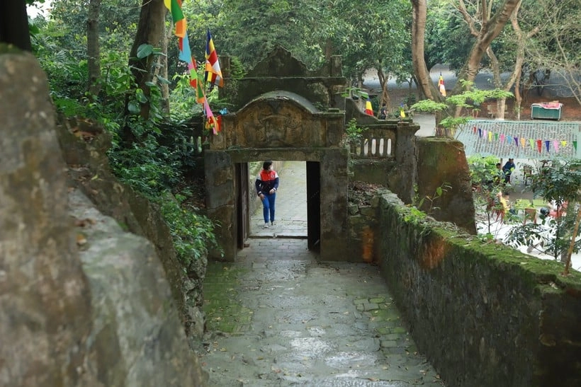 Ngôi chùa cổ nằm chênh vênh trên vách núi hơn 500 năm-13