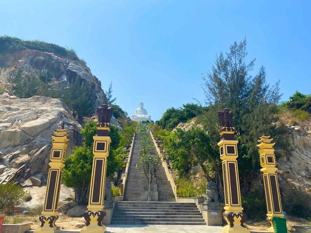 Vượt 600 bậc thang chiêm bái tượng Phật khổng lồ ở Bình Định-3