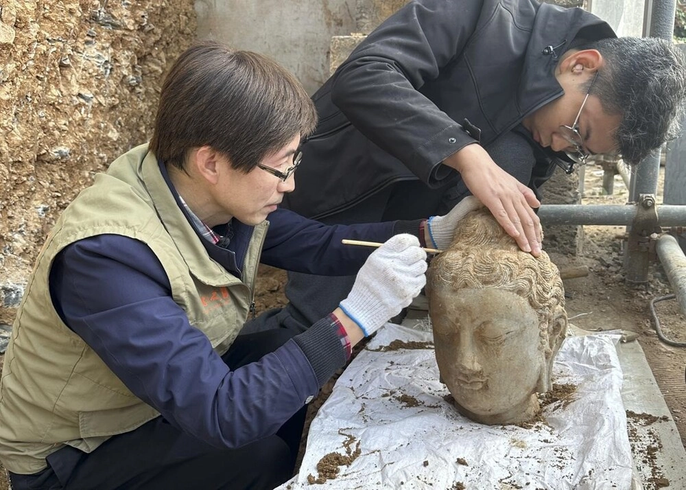 Bất ngờ phát hiện đầu tượng Phật ẩn trong bức tường của hang đá nổi tiếng ở Trung Quốc-2
