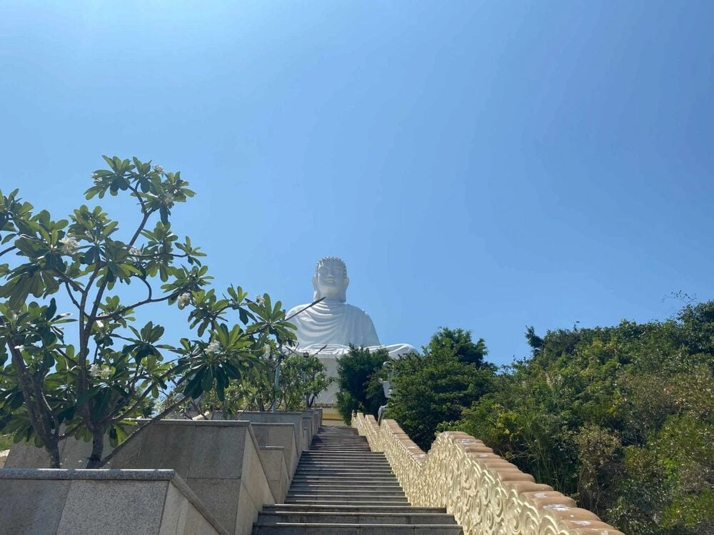 Vượt 600 bậc thang chiêm bái tượng Phật khổng lồ ở Bình Định-4