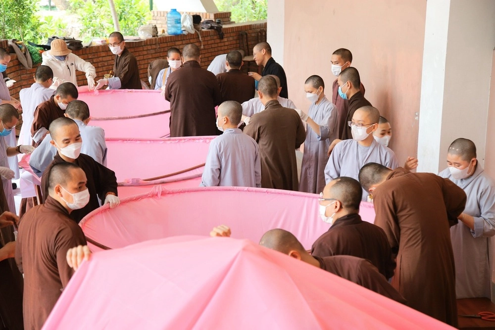 Tăng Ni sinh Học viện PGVN tại Huế gia cố các cánh sen chuẩn bị Phật đản PL.2568-3
