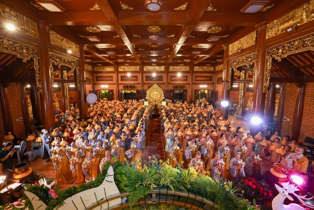 Trang nghiêm đêm hoa đăng kính mừng Phật Đản tại chùa Thiên Quang-0