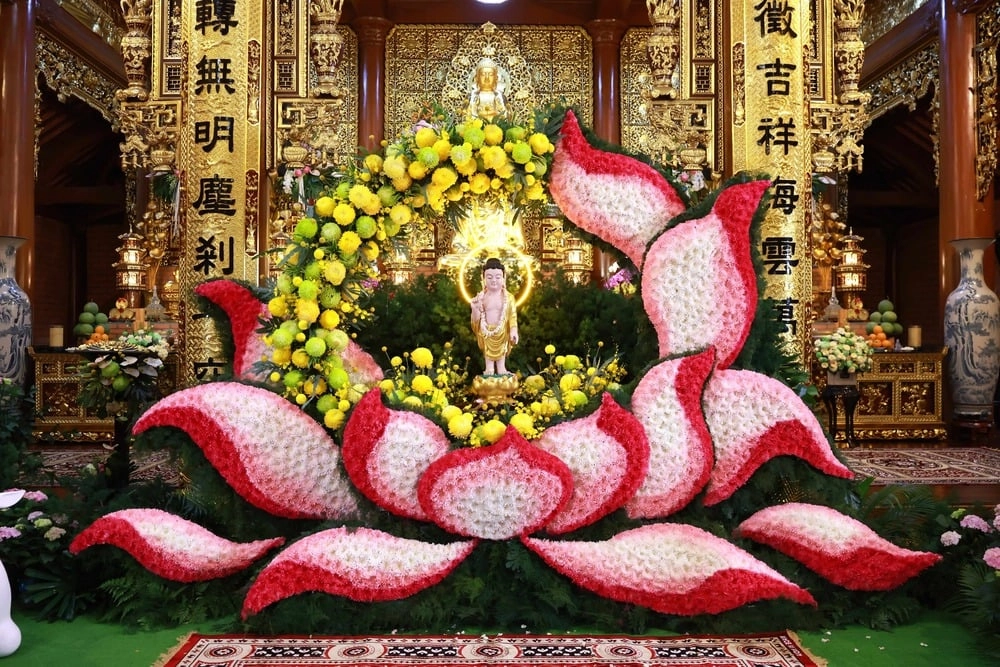 Trang nghiêm đêm hoa đăng kính mừng Phật Đản tại chùa Thiên Quang-1
