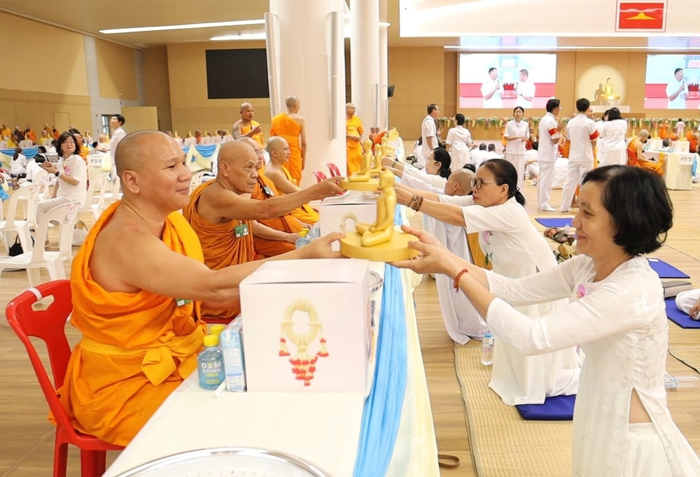 Thái Lan: Lễ cúng dường 10.000 chư Tăng trong nước và quốc tế tại giảng đường Wat Phra Dhammakaya-3