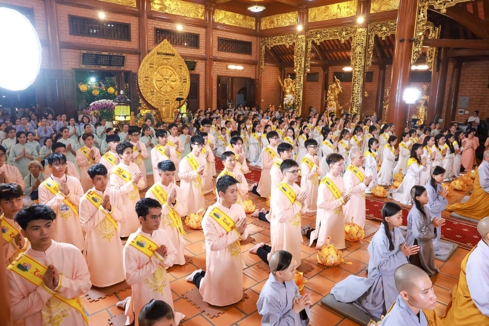 Trang nghiêm đêm hoa đăng kính mừng Phật Đản tại chùa Thiên Quang-14