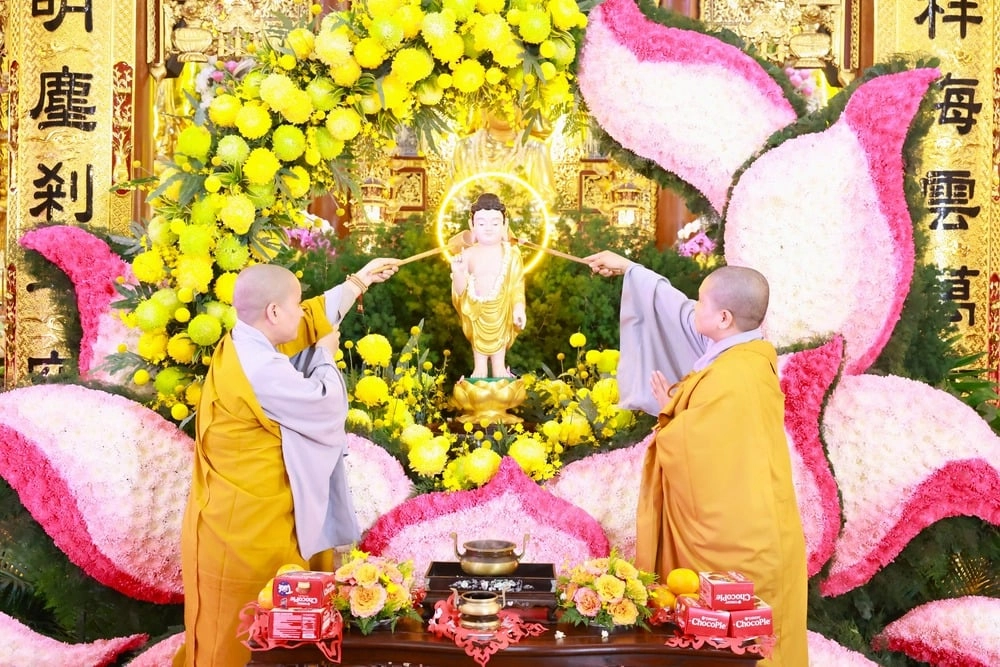 Trang nghiêm đêm hoa đăng kính mừng Phật Đản tại chùa Thiên Quang-17