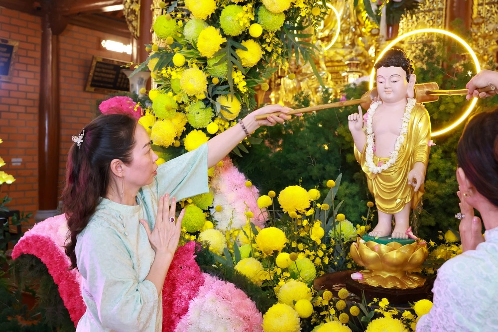 Trang nghiêm đêm hoa đăng kính mừng Phật Đản tại chùa Thiên Quang-18