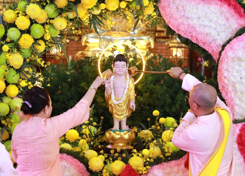 Trang nghiêm đêm hoa đăng kính mừng Phật Đản tại chùa Thiên Quang-19