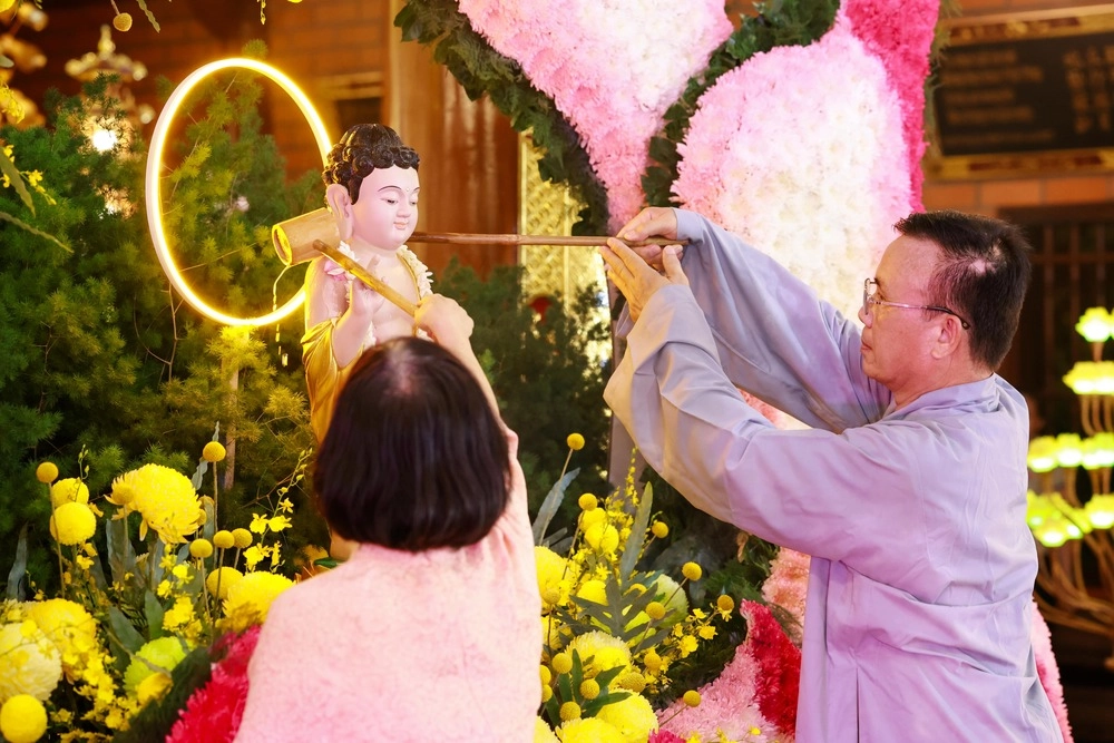 Trang nghiêm đêm hoa đăng kính mừng Phật Đản tại chùa Thiên Quang-20