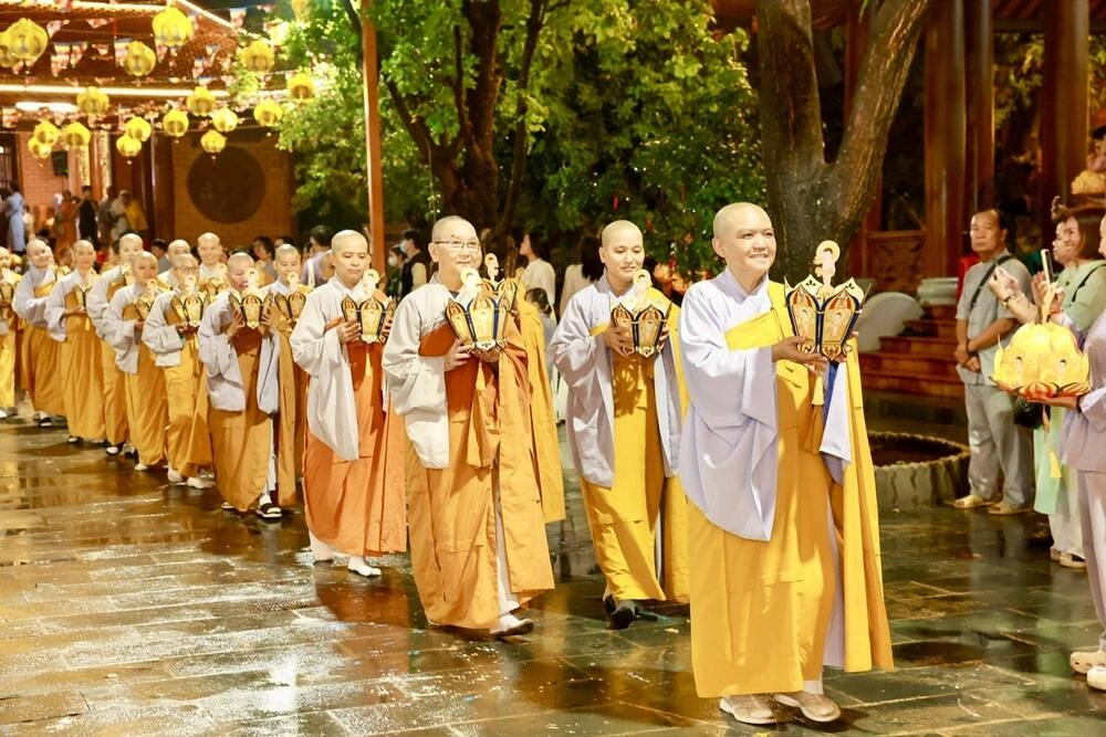 Trang nghiêm đêm hoa đăng kính mừng Phật Đản tại chùa Thiên Quang-21