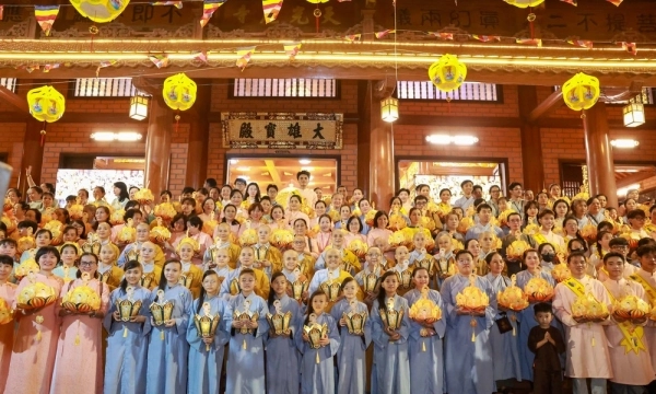 Trang nghiêm đêm hoa đăng kính mừng Phật Đản tại chùa Thiên Quang-25