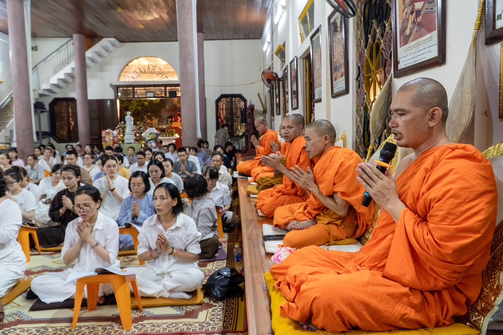 Đà Nẵng: Đoàn Tổng lãnh sự nước CHDCND Lào chúc mừng Phật đản tại chùa Tam Bảo-5