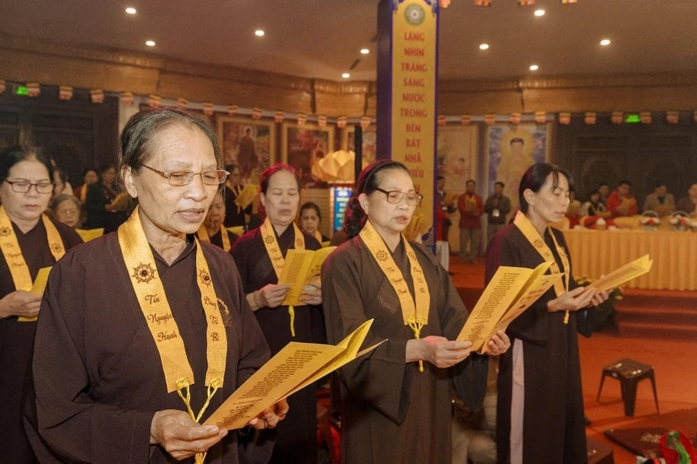 Đại lễ Phật Đản tại đỉnh thiêng Fansipan thu hút hàng nghìn Phật tử, du khách -2