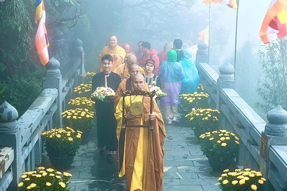 Đại lễ Phật Đản tại đỉnh thiêng Fansipan thu hút hàng nghìn Phật tử, du khách -3