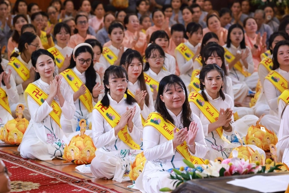 Trang nghiêm đêm hoa đăng kính mừng Phật Đản tại chùa Thiên Quang-4