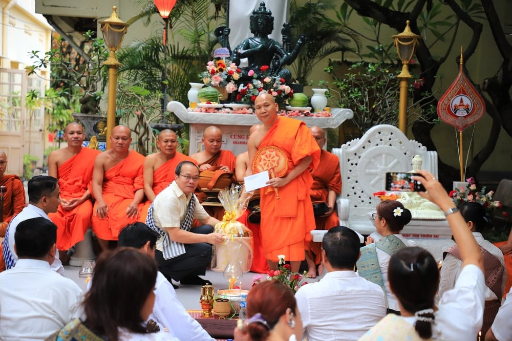 Đà Nẵng: Đoàn Tổng lãnh sự nước CHDCND Lào chúc mừng Phật đản tại chùa Tam Bảo-1