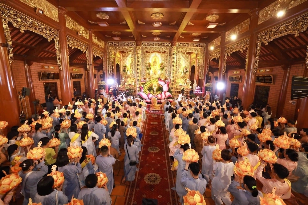Trang nghiêm đêm hoa đăng kính mừng Phật Đản tại chùa Thiên Quang-2
