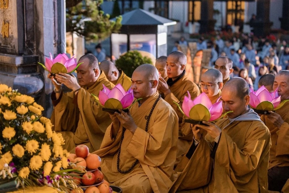 Đại lễ Phật Đản tại đỉnh thiêng Fansipan thu hút hàng nghìn Phật tử, du khách -7