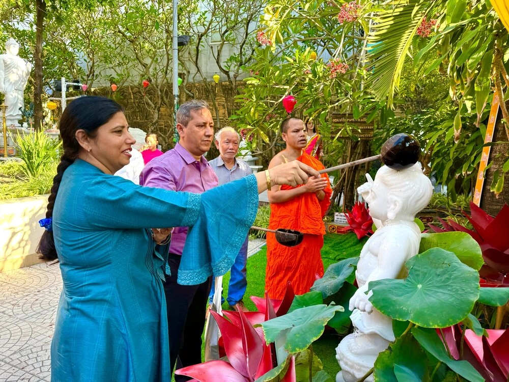 Đà Nẵng: Đoàn Trung tâm Văn hóa Swami Vivekananda chúc mừng Đại Lễ Vesak 2568-2024-3