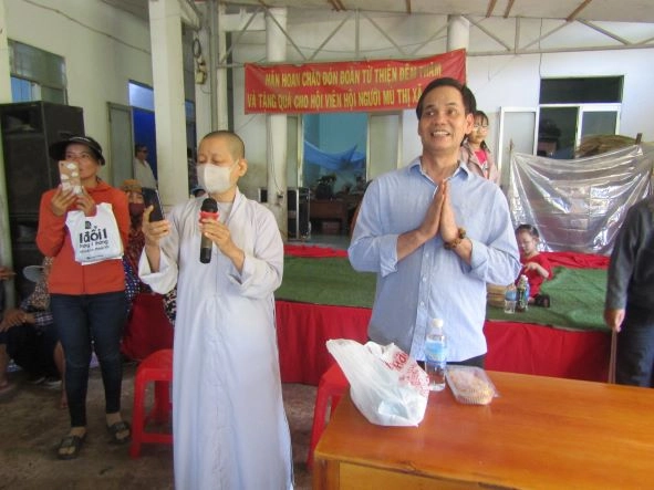 Đoàn từ thiện chùa Thiên Long trao quà cho Hội người mù thị xã Ninh Hoà-1