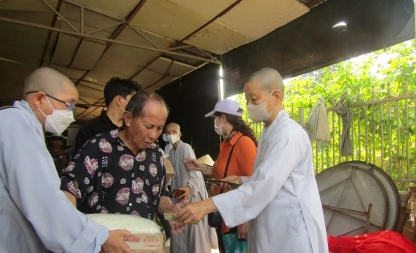 Đoàn từ thiện chùa Thiên Long trao quà cho Hội người mù thị xã Ninh Hoà-0