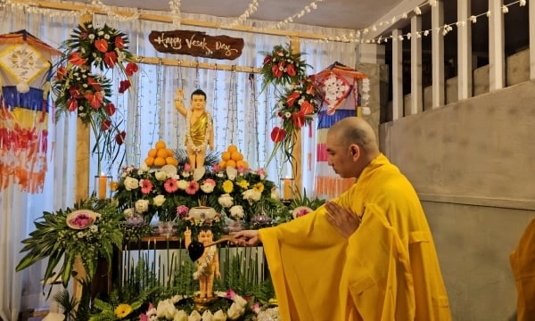 Ấm áp lễ Phật đản của Tăng Ni sinh Việt Nam du học tại Sri Lanka